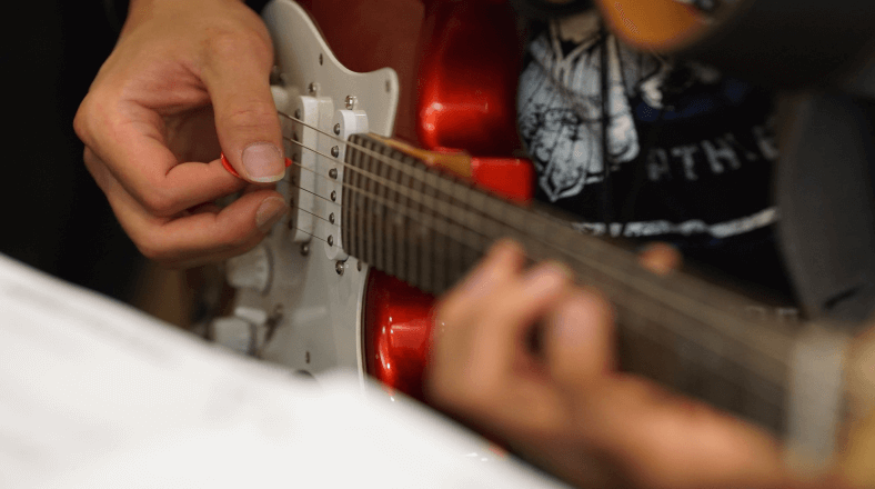Guitar speed with hands in sync