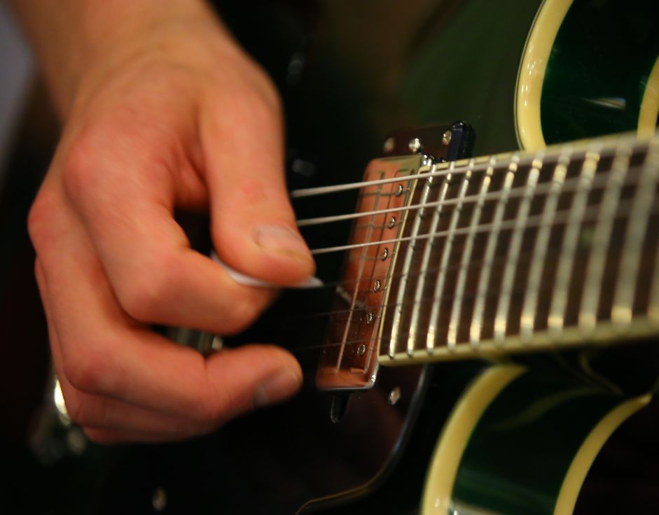 Guitar picking example
