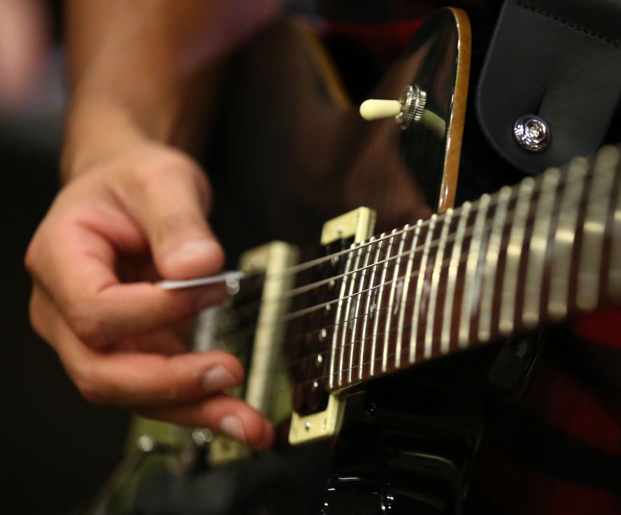 Best Guitar Picking Technique: Alternate vs. Directional Picking