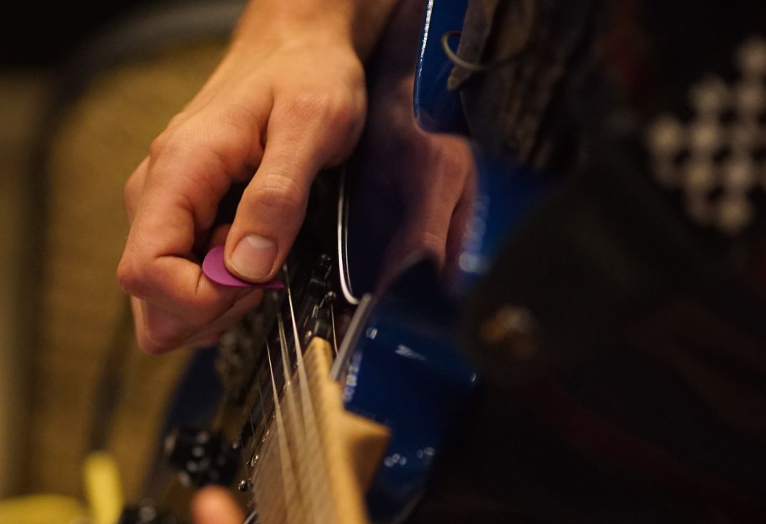 Guitar picking example