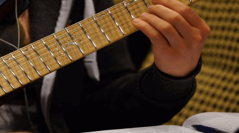 How to practice guitar