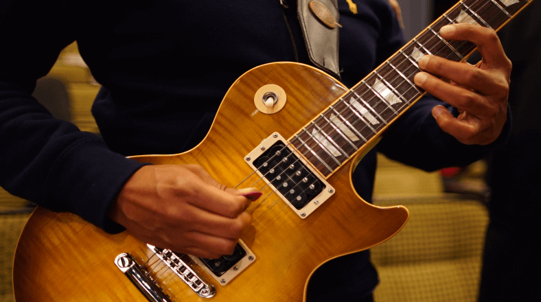Play tritone licks on guitar
