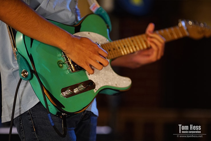 How to perform live on guitar