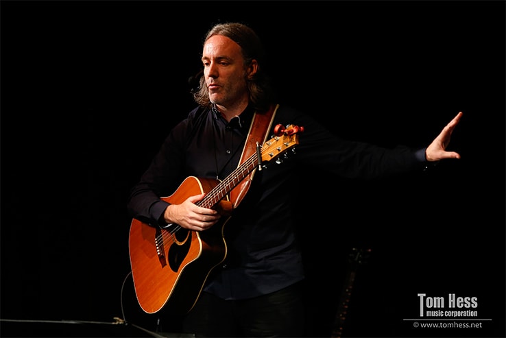 How to play acoustic guitar