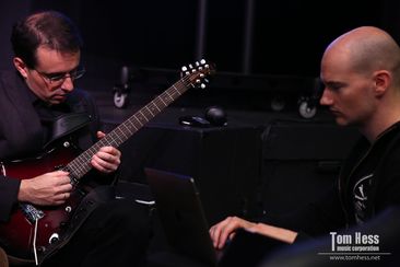 Guitar vibrato lesson by Mike Philippov