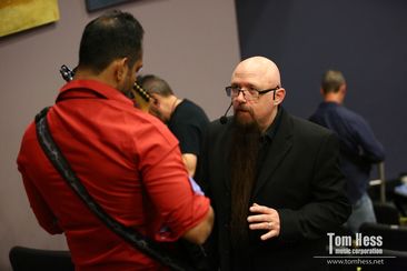 Tom Hess teaches how to play solo on electric guitar