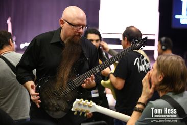 Tom Hess teaches at his live guitar creativity event