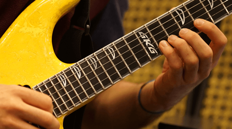 2 hand guitar sync