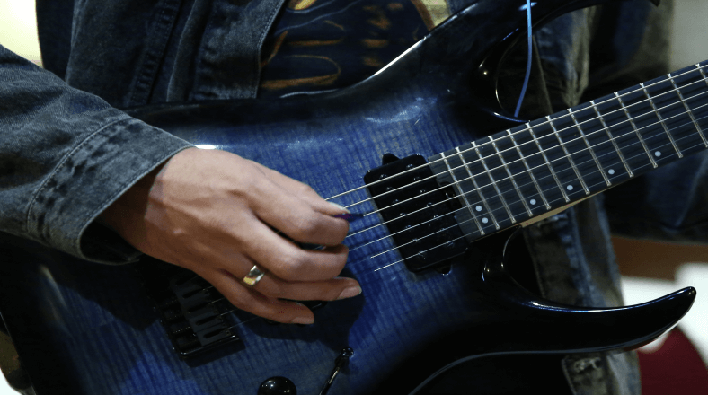 Fast guitar tremolo picking