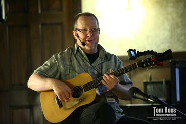 How to play acoustic guitar