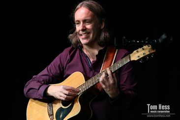 Acoustic guitar teacher Simon Candy